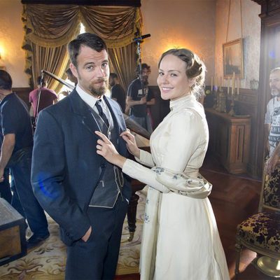 Esmeralda Moya y Carles Francino durante el rodaje de 'Víctor Ros'
