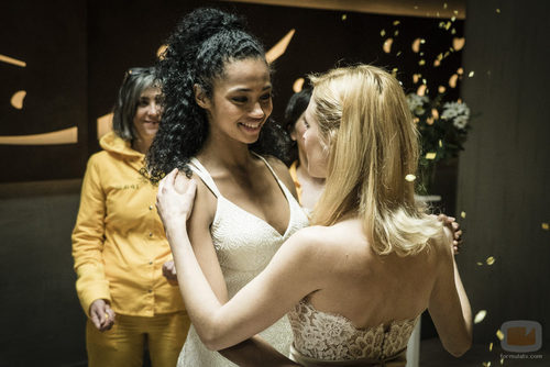 Macarena baila con Rizos en 'Vis a vis'