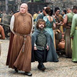 Tyrion pasea en compañía de Varys en el 6x08 de 'Juego de Tronos'