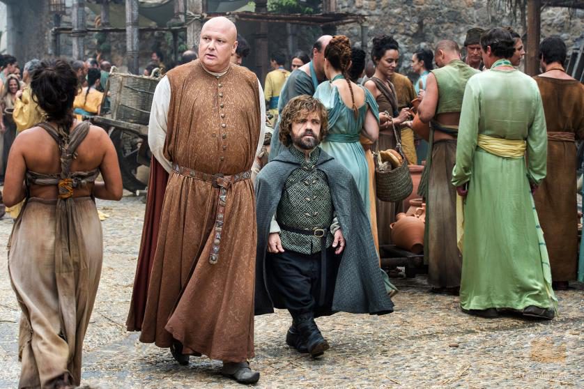 Tyrion pasea en compañía de Varys en el 6x08 de 'Juego de Tronos'