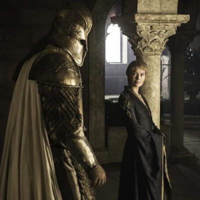 Cersei mira con complicidad a La Montaña en el 6x08 de 'Juego de Tronos'