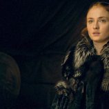 Sansa Stark mira aterrorizada en 'Juego de Tronos'