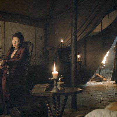 Melisandre muy seria y preocupada en el penúltimo capítulo de la sexta temporada de 'Juego de Tronos'