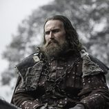 Smalljon Umber lidera el bando de Ramsey Bolton en "La Batalla de los Bastardos"