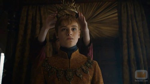 El rey Tommen cegado por El Gorrión Supremo en "Vientos de invierno"