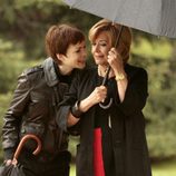 Concha Velasco con paraguas en la segunda temporada de 'Herederos'