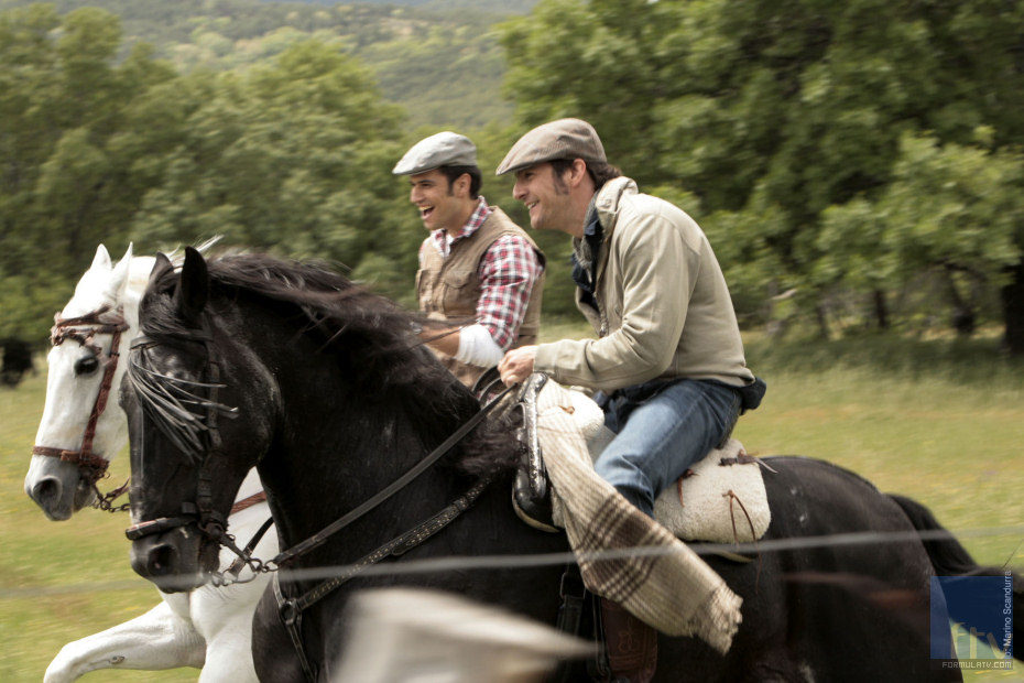 los protagonistas cabalgan en sus caballos en "Julia" de la serie 'Herederos'