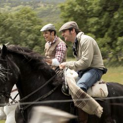los protagonistas cabalgan en sus caballos en "Julia" de la serie 'Herederos'