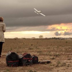 Mar Regueras mira un avión en 'Herederos'