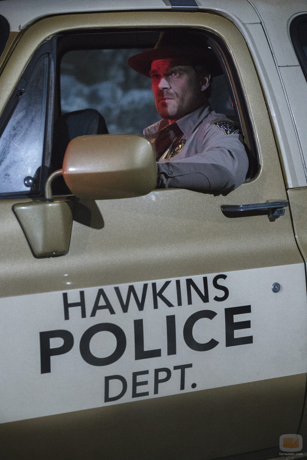 La policía local busca a un niño desaparecido en 'Stranger things'