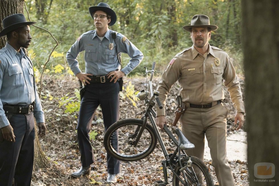 La desaparición de un niño conlleva a una serie de misterios en 'Stranger Things'
