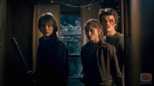 Tres amigos entran en un mundo de misterios en 'Stranger Things'