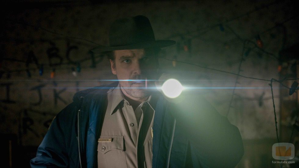 Fuerzas sobrenaturales y una niña muy extraña aparecen en 'Stranger Things'
