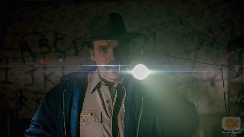 Fuerzas sobrenaturales y una niña muy extraña aparecen en 'Stranger Things'