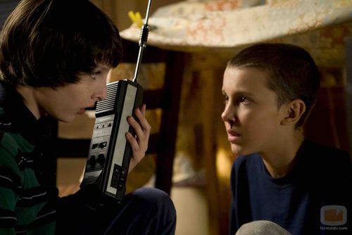 Los chicos se encuentran con una niña prófuga muy extraña en 'Stranger Things'. 