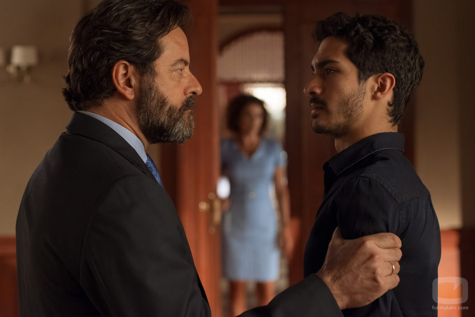 Carlos y Luis mantienen una conversación privada en 'La Embajada'