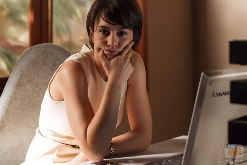 Sara Domingo observa algo pensativa en 'La Embajada'