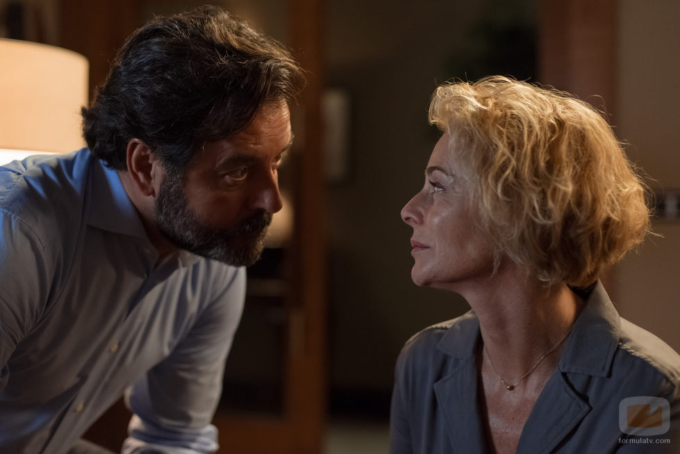 Luis y Claudia se miran fijamente en 'La Embajada'