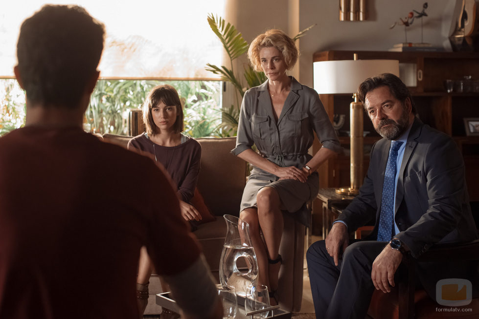 Luis, Claudia y Esther interrogan a un sospechoso en 'La Embajada'