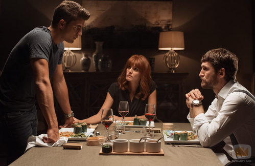 Eduardo, Roberto y Fátima mantienen una conversación en 'La embajada'