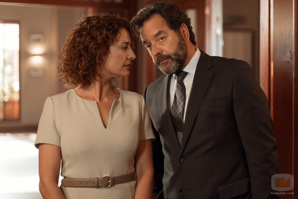Verónica y Luis hablando en 'La Embajada'