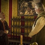 Satur le pide algo al Rey Felipe IV en 'Águila Roja'