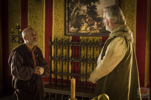 Satur le pide algo al Rey Felipe IV en 'Águila Roja'