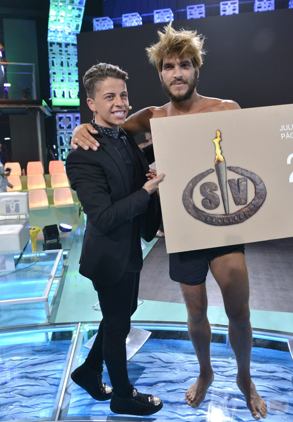 Christopher Mateo entrega el cheque de la victoria a Jorge en 'Supervivientes 2016'