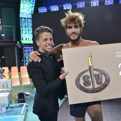 Christopher Mateo entrega el cheque de la victoria a Jorge en 'Supervivientes 2016'