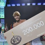 Jorge Díaz con el cheque de ganador de 'Supervivientes 2016'