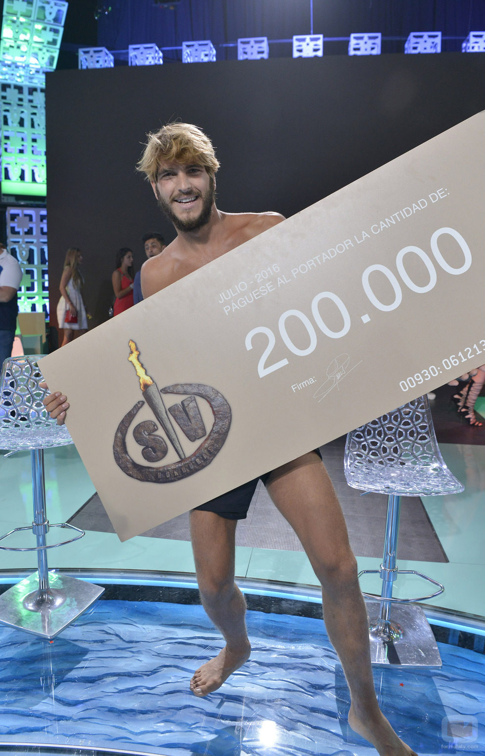 Jorge Díaz con el cheque de ganador de 'Supervivientes 2016'