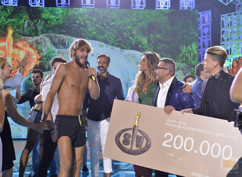 Jorge Díaz dando unas palabras en la final de 'Supervivientes 2016'