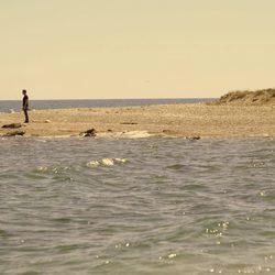 Héctor observa el mar en la segunda temporada de 'Mar de plástico'