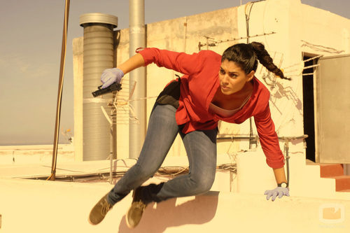 Lola (Nya de la Rubia) en una persecución de la 2ª temporada de 'Mar de plástico'