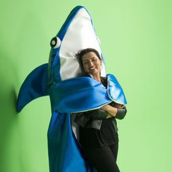 Silvia Abril se funde en un abrazo con un tiburón en "Sharknado 4"