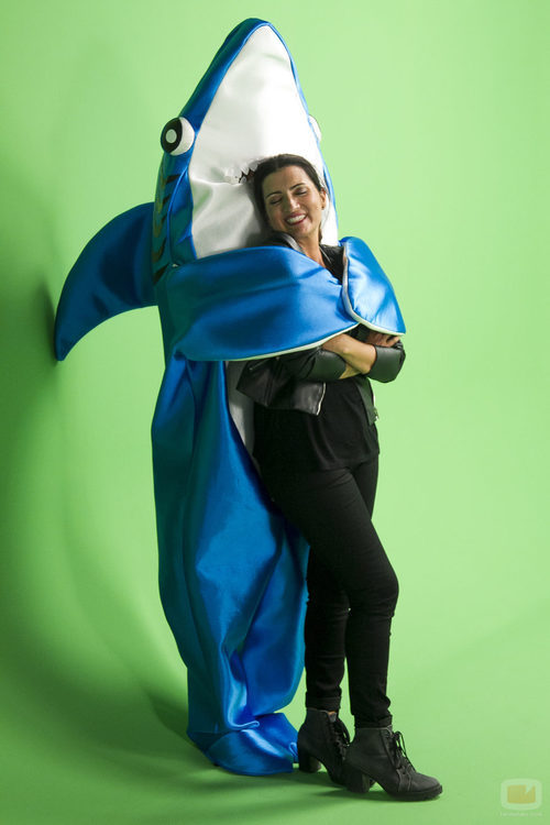 Silvia Abril se funde en un abrazo con un tiburón en "Sharknado 4"