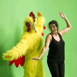 Silvia Abril baila con una gallina en el 'casting' de "Sharknado 4"