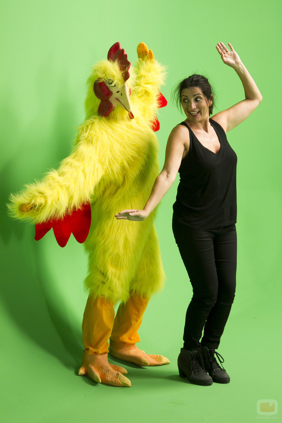 Silvia Abril baila con una gallina en el 'casting' de "Sharknado 4"