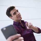 Uri Sabat con su teléfono en 'Hazte un selfi'