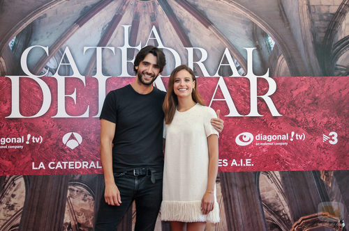 Aitor Luna y Michelle Jenner en la presentación de 'La catedral del mar'