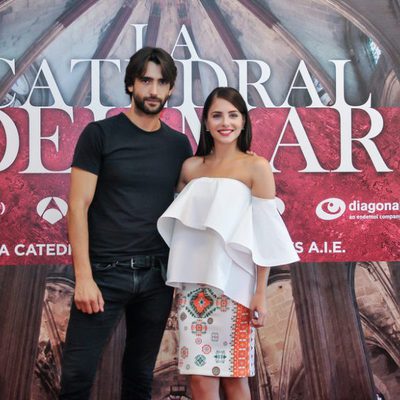 Aitor Luna y Andrea Duro en la presentación de la serie 'La catedral del mar'