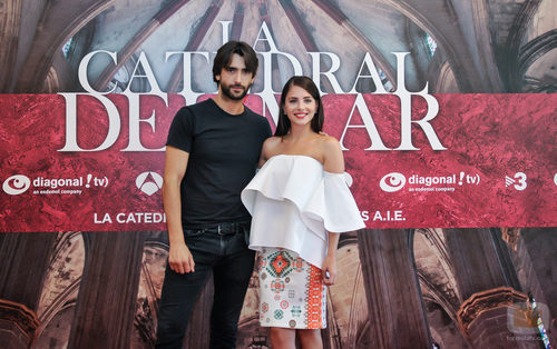 Aitor Luna y Andrea Duro en la presentación de la serie 'La catedral del mar'
