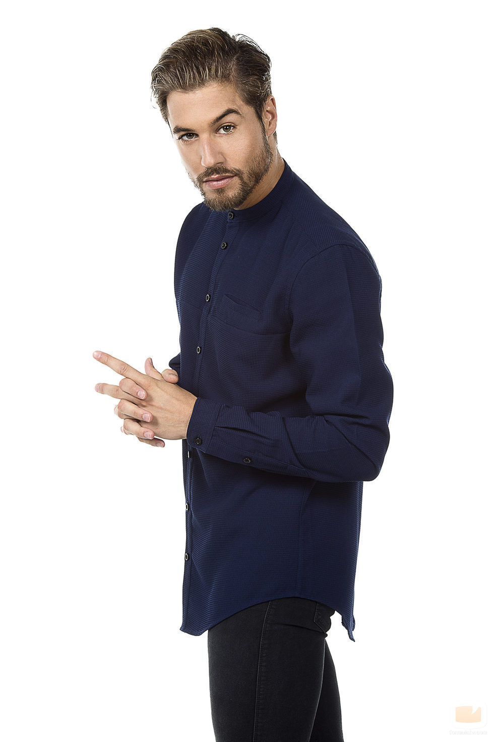 Abraham vestido de noche en la segunda temporada de Super Shore'