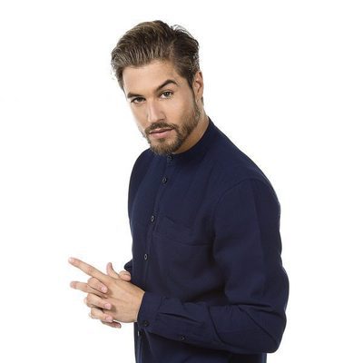 Abraham vestido de noche en la segunda temporada de Super Shore'