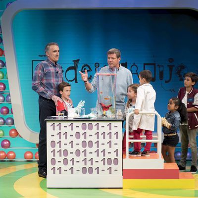 Juan y Medio y Mario Picazo junto a los niños de 'Poder Canijo'
