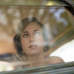Marta Ribas en el interior de un vehículo en el primer episodio de 'La sonata del silencio'