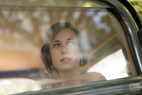 Marta Ribas en el interior de un vehículo en el primer episodio de 'La sonata del silencio'
