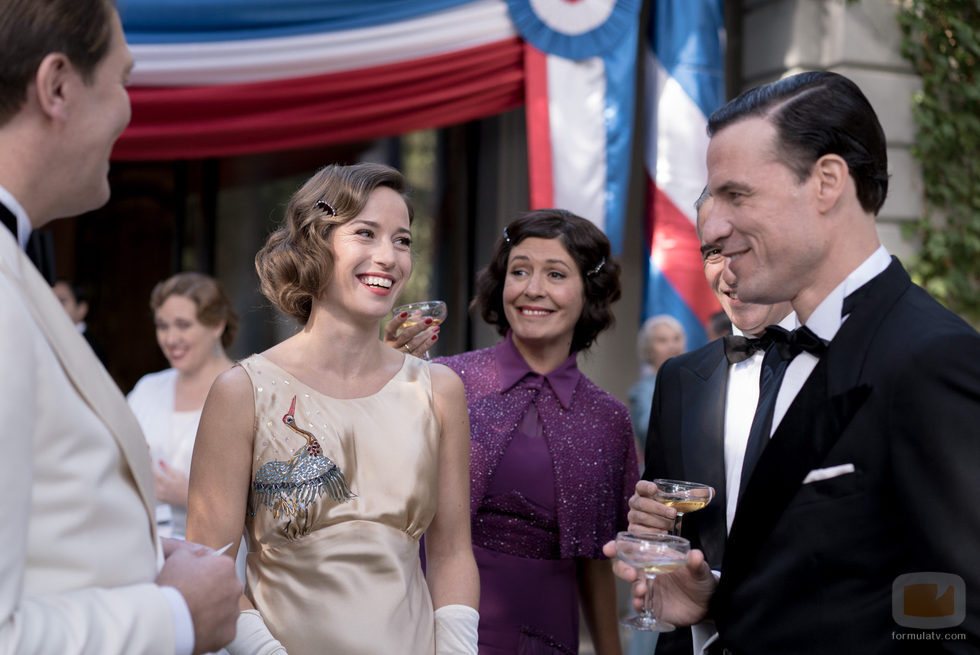 Marta Ribas riéndose en el primer episodio de 'La sonata del silencio'