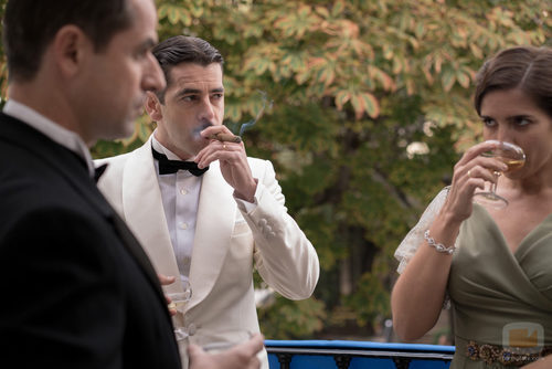 Rafael Figueroa, fumando, en el primer episodio de 'La sonata del silencio'