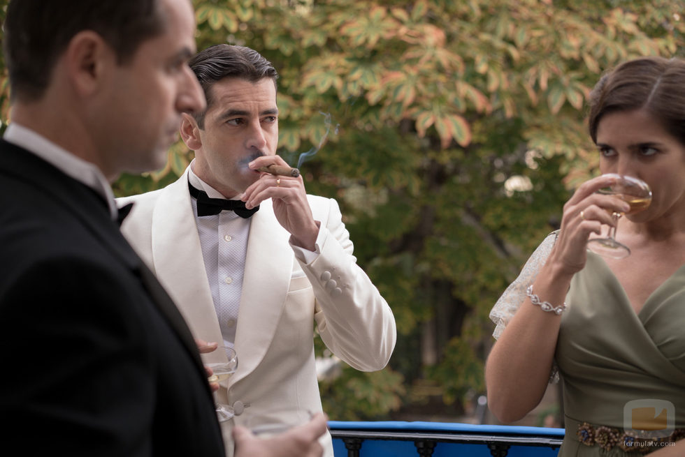 Rafael Figueroa, fumando, en el primer episodio de 'La sonata del silencio'
